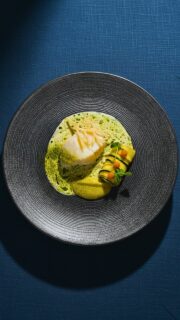 Une assiette qui allie élégance et intensité.
Le cabillaud à la grenobloise se dévoile entre fondant et croquant, relevé par une tuile noire à l’encre de seiche et des pommes de terre doucement confites.
Imaginé par le Chef @chef_htun_htun, ce plat célèbre la finesse et l’équilibre des saveurs.
Disponible actuellement à la carte du 10Vins Restaurant.
📍 Le 10Vins Restaurant – Chanteloup-en-Brie
➡️ Pour toute information ou réservation, lien en bio
📞 01 60 97 99 57
📧 contact@le10vins.fr
#le10vinsrestaurant #gastronomiefrançaise #chefcreation #platedujour #instafoodfrance #marnevallee #restaurantgastronomique #cuisinedesaison