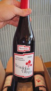 Aujourd’hui en cuisine, notre chef prépare deux des créations du menu spécial Beaujolais.

En entrée, un œuf parfait bio, champignons rôtis et crème à l’huile de truffe.
En plat, la joue de bœuf braisée, purée de pommes de terre façon smash et champignons fondants.

Un menu imaginé pour sublimer le Moulin-à-Vent “Les Burdelines” 2020 – Domaine des Nugues, servi pendant toute la période Beaujolais.

Pour le reste du menu, il est désormais disponible en téléchargement via le lien en bio.
Pour toute information ou réservation, lien en bio.

#beaujolais2025 #domainedesnugues #le10vinsrestaurant #chanteloupenbrie #moulindevent