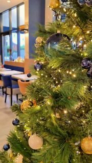 Pour ce début de semaine, on vous emmène en coulisse pour la réalisation d’un nouveau plat à la carte :
quasi de veau, fricassée des bois, pleurote royale grillée, jus réduit.

Et puisque les fêtes approchent, nous vous dévoilerons très bientôt nos menus spéciaux pour les réveillons du 24 et du 31 décembre.

Pour toute information ou réservation, lien en bio.

#ledivinrestaurant #chanteloupenbrie #semigastronomique #cuisinedesaison #valdeurope