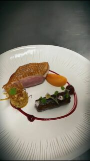 En cuisine, le chef signe l’un des plats emblématiques du menu de la Saint-Valentin.
Filet de canette, cromesquis délicat, sauce griotte finement équilibrée.❤️

Un plat imaginé avec exigence, où la gourmandise rencontre la précision, pensé pour sublimer un moment à deux.

Pour toute information, lien en bio.

#le10vinsrestaurant #saintvalentin2026 #gastronomiefrancaise #chanteloupenbrie #experienceculinaire