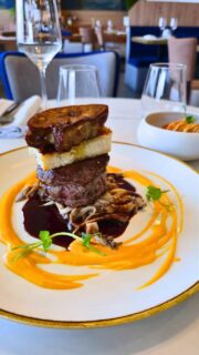 En cuisine, le chef sublime l’un des incontournables de la carte.

Le Tournedos de bœuf
Cuisson maîtrisée, jus réduit intense, croquette d’oignon caramélisé délicatement croustillante.

Et pour les plus gourmands…
Le Tournedos Rossini
Une version encore plus généreuse, avec son foie gras poêlé qui vient magnifier chaque bouchée.

Deux interprétations, une même exigence.
Un plat pensé pour ceux qui aiment la précision, la gourmandise et le vrai goût.

Et si cette semaine, vous vous offriez un dîner qui change du quotidien ?

Réservez votre table et venez découvrir la carte.
Pour toute information ou réservation, lien en bio.

#le10vinsrestaurant #tournedos #chanteloupenbrie #diners #gastronomiefrancaise