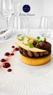 Une fin de repas qui mérite d’être choisie avec attention.
Tarte Poire & Chocolat
Confit de poires caramélisées, mousse et tuile chocolat, condiment fruits rouges.
Un dessert tout en équilibre, entre douceur, intensité et fraîcheur.
À la carte dès maintenant.
Laissez-vous tenter.
Création signée @lisa.__k
Pour toute information ou réservation, lien en bio.
#le10vinsrestaurant #dessertgourmand #chanteloupenbrie #valdeurope #restaurant77