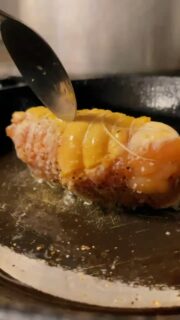 À la carte, une volaille pensée avec précision et générosité.
Farcie de champignons et de foie gras, elle révèle une texture fondante et un goût profond, relevé par un jus réduit délicatement travaillé.
Le pressé de céleri apporte une touche végétale et équilibrée qui vient sublimer l’ensemble.
Accord suggéré :
Mâcon La Roche Vineuse 2023 – O. Merlin (12cl)
Pour toute information ou réservation, lien en bio
📞 01 60 97 99 57
📧 contact@le10vins.fr
📍 Chanteloup-en-Brie
Laissez-vous porter, savourez autrement !
#le10vinsrestaurant #restaurant77 #marnevalleefood #accordmetsvins #gastronomiefrancaise