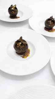 Cette semaine, on prépare le week-end de Pâques… et ça commence en douceur 🍫✨

Voici l’une des nouvelles suggestions à découvrir :
la sphère chocolat & praliné, imaginée par @lisa.__k , notre pâtissière.

Une création délicate, à la fois élégante et intensément gourmande, où le chocolat rencontre la douceur du praliné pour un moment tout en finesse.

Un dessert pensé comme une véritable expérience, à savourer jusqu’à la dernière cuillère.

À découvrir dans nos suggestions week-end de Pâques, disponibles dès vendredi soir jusqu’à dimanche midi.

Pour consulter le menu complet, lien en bio

📞 01 60 97 99 57
📍 Chanteloup-en-Brie

#le10vinsrestaurant #paques2026 #dessertchocolat #restaurants #marnevallee