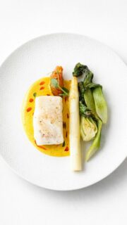 Plat à découvrir à la carte.
Une assiette qui mêle finesse et caractère, pensée autour d’un produit d’exception.
Skrei cuit dans une feuille de bananier, délicatement parfumé d’une sauce curry, coco et citronnelle.
Accompagné de pak-choï et d’asperges pour une touche végétale et équilibrée.
Un plat tout en précision, où chaque élément trouve sa place.
Accord suggéré :
Côtes du Rhône “Les Cassagnes” 2023 – La Nerthe (12cl)
Pour toute information ou réservation, lien en bio
📞 01 60 97 99 57
📧 contact@le10vins.fr
📍 Chanteloup-en-Brie
Laissez-vous porter, savourez autrement !
#le10vinsrestaurant #restaurant77 #marnevalleefood #accordmetsvins #sortiegourmande