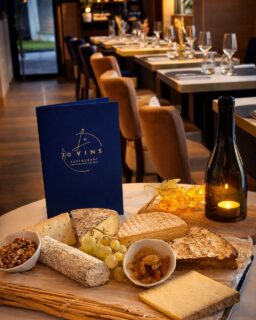 Un moment simple… mais parfaitement maîtrisé.

Une sélection de fromages affinés, des textures, des caractères, des équilibres…
Chaque pièce a été choisie pour offrir une dégustation riche et authentique.

À accompagner, bien sûr, d’un verre soigneusement sélectionné par notre sommelier.

Dans une ambiance douce et chaleureuse, prenez le temps de savourer.

Venez découvrir l’accord qui vous correspond.

Pour toute information ou réservation, lien en bio

📞 01 60 97 99 57
📧 contact@le10vins.fr

📍 Chanteloup-en-Brie

Laissez-vous porter, savourez autrement !

#le10vinsrestaurant #fromagesaffines #accordmetsvins #restaurant77 #plaisirgourmand