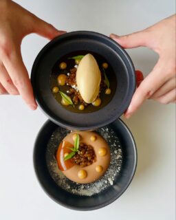 Un nouveau dessert rejoint notre carte.

Café–Caramel
Entremet café, caramel beurre salé, glace café-caramel.

Une finale élégante pour de longues soirées autour du vin et de l’ambiance de notre terrasse.
.
#valdeuroperestaurant #disneylandparis #chanteloupenbrie #gastronomiefrançaise #luxurydining