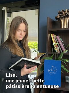 Lisa @cheffe_lisa.k une jeune cheffe pâtissière talentueuse au parcours inspirant. Originaire d’Ukraine, elle arrive en France à l’âge de six ans et découvre très tôt une véritable passion pour la pâtisserie. Ce qui n’était au départ qu’un simple passe-temps devient rapidement une vocation, portée par le plaisir de créer, l’expression artistique et la liberté qu’offre l’univers sucré.
Inspirée par les grands chefs pâtissiers français, Lisa perfectionne son savoir-faire avec détermination et discipline. En 2021, elle intègre le lycée professionnel Château des Coudrais afin de se former aux métiers de la boulangerie et de la pâtisserie. Durant trois années d’apprentissage, elle développe sa technique, participe à plusieurs concours et se distingue par son sérieux ainsi que sa créativité.
Diplômée en boulangerie-pâtisserie en 2024, Elle débute ensuite sa carrière professionnelle au sein du restaurant gastronomique Le 10vins où elle exprime aujourd’hui toute sa sensibilité à travers des créations élégantes, raffinées et inspirées de son parcours.
.
.
#chef #chefpatissier #valdeuroperestaurant #disnelandparis #gastronomiefrançaise