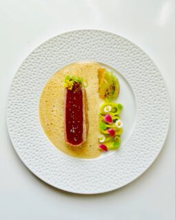 Un nouveau plat rejoint notre carte

Thon mariné, juste snacké “aller-retour”, pickles de concombre et sauce anisée. 

Venez découvrir une alliance raffinée entre gastronomie, vins d’exceptions, et ambiance chaleureuse
.
.
