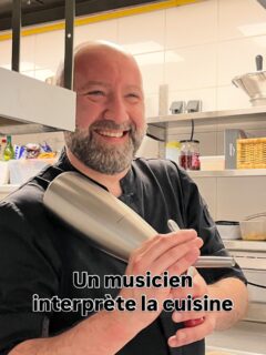 Notre Chef de partie
Jean-Baptiste, @jbgocuisine ancien violoncelliste professionnel, a opéré une reconversion professionnelle radicale après plus de 20 ans dans le monde de la musique. Si la musique lui permettait de s’exprimer profondément et de vivre une expérience immersive, il sentait qu’il manquait quelque chose à sa vie.

Il y a six ans, il a découvert ce qui lui manquait : une vocation de chef, nourrie par sa passion pour la cuisine et son amour profond pour la gastronomie française. Diplômé de l’École Culinaire Thierry Marx, il a perfectionné son art auprès de chefs renommés, dont Jackie Ribault, Stéphane Bernard et Louis Festa.

Après avoir acquis une précieuse expérience dans diverses cuisines, Jean-Baptiste a rejoint Le10Vins en mars 2026, apportant avec lui une combinaison unique de sensibilité artistique, de rigueur et d’expertise culinaire.
.
#chef #chanteloupenbrie #disneylandparís #gastronomiefrancaise #gastronomia
