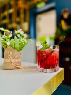 « La soirée débute par un élégant apéritif en terrasse, où chaque détail sublime l’instant. ✨🍸🌿 »
.
.
.
#chanteloupenbrie #disneylandparís #gastronomiefrancaise #eveningvibe #luxurydining