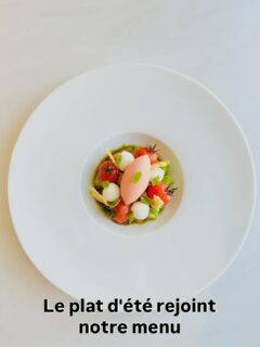 Célébrant la beauté des produits de saison, notre chef @chef_htun_htun a imaginé une composition où la tomate se révèle sous toutes ses formes : fraîche, délicatement marinée en pickles, transformée en sorbet rafraîchissant et infusée dans une eau de tomate au basilic. Accompagnée billes de mozzarella de bufflonne crémeuse et sublimée par une légère touche de poudre de tomate, cette création est une expression raffinée de l’été dans toute sa pureté.
.
#chanteloupenbrie #valdeurope #disneylandparís #gastronomiefrancaise #luxurydining