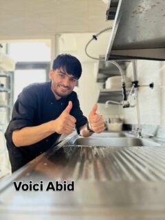 Voici Abid l’un des piliers de notre équipe chez Le10Vins. Bien que son rôle principal soit plongeur, il va bien au-delà de ses missions quotidiennes. Toujours prêt à donner un coup de main là où l’équipe en a besoin, il soutient nos chefs en cuisine et contribue au bon déroulement du service.

Son engagement, sa polyvalence et son attitude positive font de lui un collaborateur précieux. Avoir une personne comme Abi à nos côtés est une véritable chance et une grande fierté. Son travail, souvent réalisé dans l’ombre, est essentiel au succès de chaque service.

Merci Abi pour ton énergie, ton dévouement et pour être une si belle partie de la famille Le10Vins.

#chanteloupenbrie #valdeurope #disneylandparís #gastronomiefrancaise #luxurydining