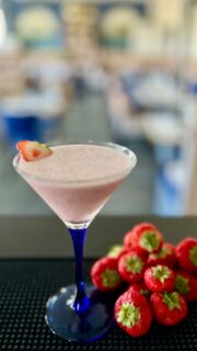 Venez  découvrir notre suggestion du moment L’écume rose. 
Créer pour rafraîchir et réconforter de ce soleil.
Un cocktail aux notes de fraise .
Une mousse légère et une touche d’élégance dans chaque gorgée.
.
#chanteloupenbrie #valdeurope #disneylandparis #gastronomiefrancaise #cocktails