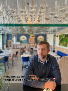 Rencontrez Julien Terrier, fondateur et sommelier du 10 Vins. 🍷
Derrière chaque belle bouteille se cache une histoire. Celle de Julien est avant tout une histoire de passion.
Son parcours débute au Château de la Grande Romaine, où il découvre toutes les facettes de l’hôtellerie-restauration : banquets, mariages, séminaires et service en salle. C’est là qu’il apprend que l’excellence naît de la rigueur, du partage et de l’attention portée à chaque détail.
Animé par sa passion pour la gastronomie, il poursuit son aventure au restaurant Le Pouilly. Il y découvre l’art du service, le guéridon et surtout l’univers fascinant du vin. Une révélation qui donnera naissance à une véritable vocation.
En 2003, Julien rejoint la prestigieuse maison Lucas Carton, alors triplement étoilée. Aux côtés du chef Alain Senderens, il perfectionne pendant près de quinze ans son savoir-faire en sommellerie, gravissant les échelons jusqu’au poste de Chef Sommelier. Une expérience qui façonnera sa vision des accords mets et vins : révéler les émotions d’un plat grâce au vin, et inversement.
Il participe ensuite à l’ouverture du restaurant L’Ours avec le chef Jacky Ribault, où chaque détail est pensé pour offrir une expérience gastronomique unique.
Fort de plus de vingt ans d’expérience dans les plus grandes maisons, Julien réalise son rêve en créant Le 10 Vins.
Aujourd’hui, il partage avec vous sa passion du vin, son exigence du service et son amour de la gastronomie, dans un lieu où chaque bouteille raconte une histoire et où chaque accord est pensé pour créer un moment d’émotion.
Bienvenue au 10 Vins. Là où le vin sublime chaque instant. 🍷✨
#sommelier #wine #chanteloupenbrie #gastronomiefrancaise #gastronomia