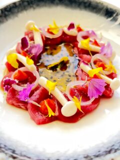 Quand la cuisine rencontre l’art du vin.
Une nouvelle création pensée dans le dialogue entre @chef_htun_htun et sommelier @julien.t77 , où chaque dégustation, chaque ajustement, mène à la recherche de l’accord parfait.
.
#chanteloupenbrie #disneylandparís #gastronomiefrancaise #parisrestaurant #newmenu